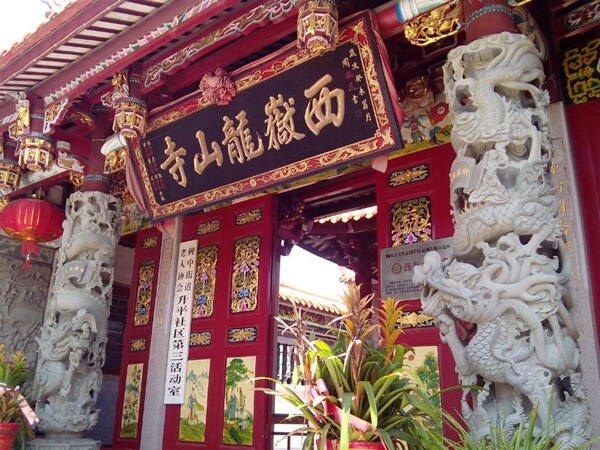 闽南佛寺建筑在福建传统建筑中石刻浮雕，石材石雕有强烈的地域特色