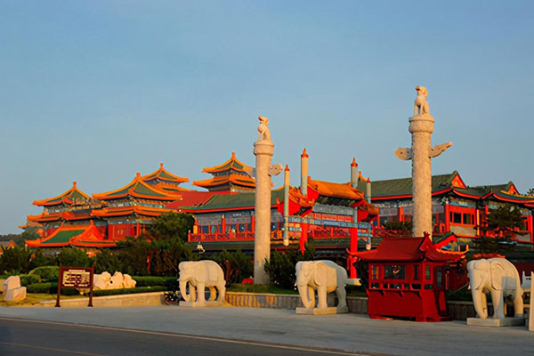 巨大的石雕大象藏身于风景区蓬莱三仙山